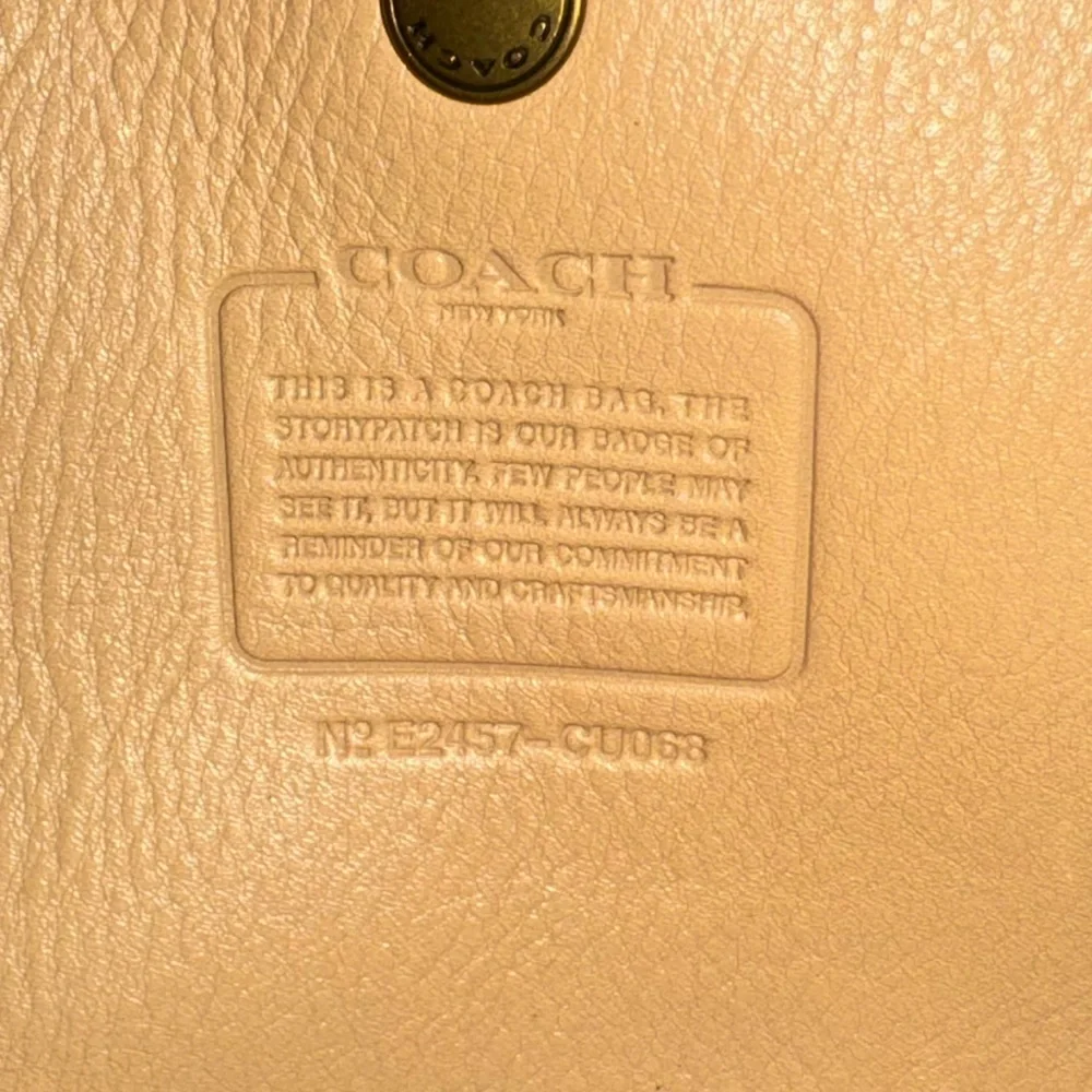 Coach - Brooklyn 28 Shoulder Bag
Natural Tan Brass Leather - Picture 7 of 7